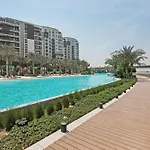 Lagoon Charm Luxurious Waterfront Living